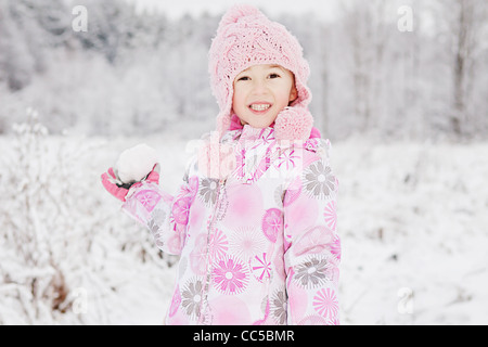 Un ritratto di una ragazza con una palla di neve