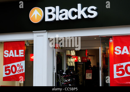 Blacks Outdoor shop con vendita avvisi, Cambridge, Inghilterra, Regno Unito Foto Stock