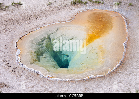 Colorata piscina profonda in una sezione di origine vulcanica di Yellowstone Foto Stock