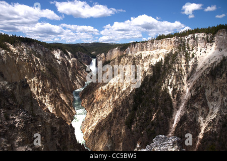 Vista dal punto di artisti verso le spettacolari cascate di yellowstone NP Foto Stock