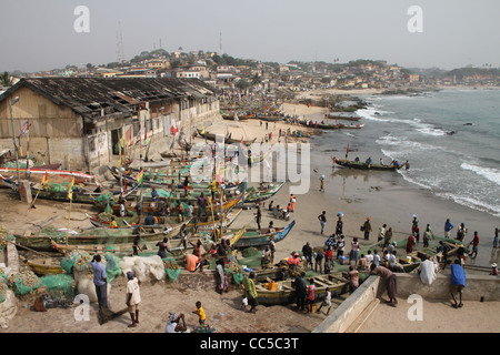 I pescatori preparano barche da pesca in porto a Cape Coast, in Ghana Foto Stock