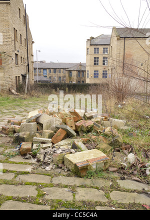 Il degrado urbano in Bradford - La zona intorno al vecchio mulino fabbriche Foto Stock