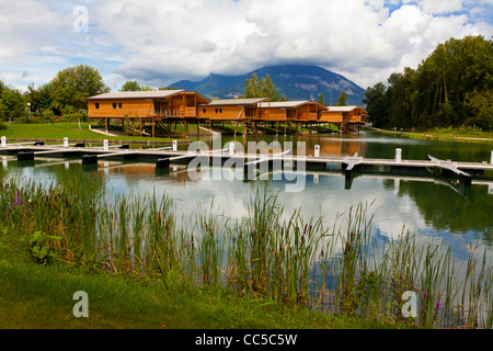 Legno case vacanza e posti barca nel porticciolo di Chanaz sulle rive del Canal de Savieres in Savoia a sud est della Francia Foto Stock