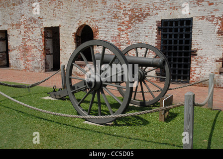 Un cannone sul display a Fort Macon State Park. Foto Stock