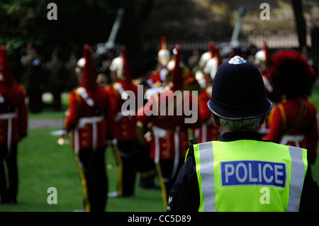 Ottone militare fascia giocare in York di essere guardato da un poliziotto Foto Stock