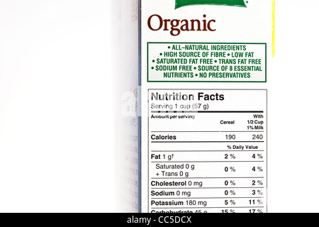 Organici di scatola di cereali, etichetta nutrizionale, close up Foto Stock