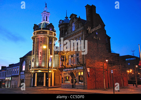 Il Sunderland Empire Theatre e Dun Cow Pub al crepuscolo, High Street, Sunderland, Tyne and Wear, England, Regno Unito Foto Stock