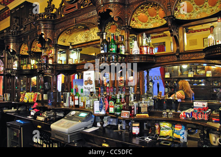 Bar interno alla Dun Cow Pub, High Street, Sunderland, Tyne and Wear, England, Regno Unito Foto Stock
