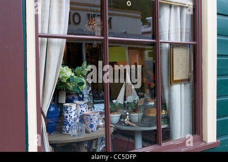 Negozio di antiquariato finestra nella strada principale di Arrowtown Otago Nuova Zelanda Foto Stock