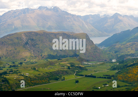 Vista da Coronet Peak guardando sopra la valle Dalefield verso l'Arthurs Point e Queenstown alla fine della valle Foto Stock