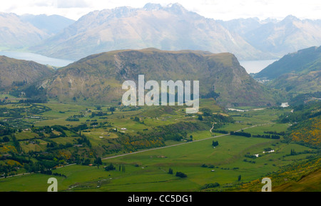 Vista da Coronet Peak guardando sopra la valle Dalefield verso e Queenstown alla fine della valle Nuova Zelanda Foto Stock