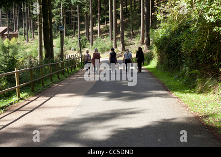 Una famiglia a piedi attraverso il Center Parcs resort in La Foresta di Longleat, Wiltshire, Inghilterra Foto Stock