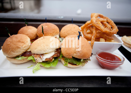 Una piastra di mini hamburger appena servita presso la fortuna Shag ristorante a Perth in Australia Foto Stock