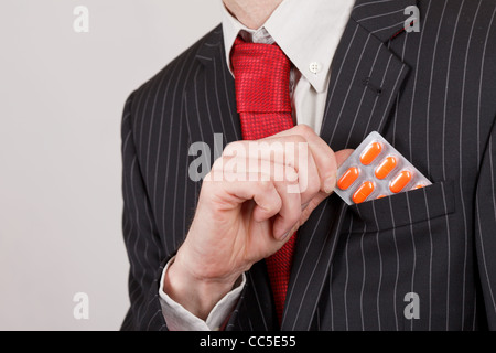 Uomo di pillole di contenimento Foto Stock