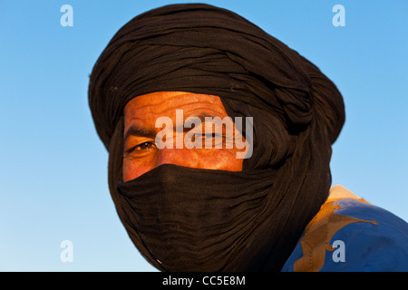 Ritratto di uomo vestito in tradizionali abiti beduino, Marrakech, Marocco Foto Stock
