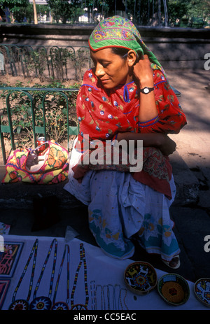 1, una donna messicana, messicano, donna donna adulta, femmina, venditore ambulante, Plaza Tapatia, Guadalajara, Jalisco, Messico Foto Stock