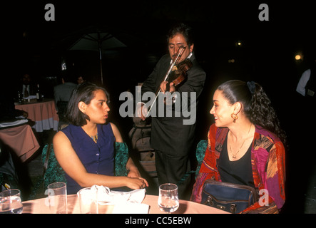 I messicani, donne messicane, serenate dal musicista mariachi, musicista mariachi, violinista, Guadalajara, Jalisco, Messico Foto Stock