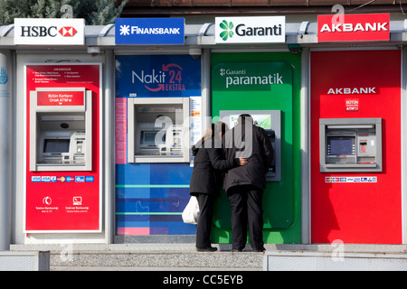 Linea di macchine bancomat nella zona centrale di Istanbul, Turchia. Foto:Jeff Gilbert Foto Stock