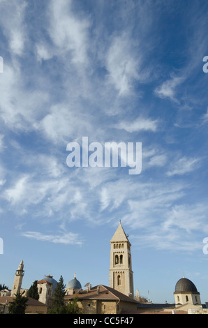 Veduta della chiesa cime e minareto con Cielo e nubi di luce in bkgd. Gerusalemme vecchia città. Israele Foto Stock