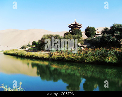 Molla Yueya ai piedi della collina di Mingsha, Dunhuang, Jiuquan, Gansu , Cina Foto Stock