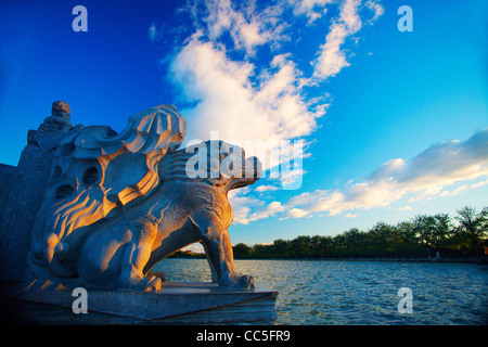 La scultura in pietra di Qilin sul ponte Seventeen-Arch, Palazzo Estivo, Pechino, Cina Foto Stock