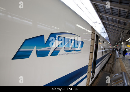 N700 Serie il treno superveloce shinkansen, nella stazione di Tokyo, a Tokyo, Giappone Foto Stock