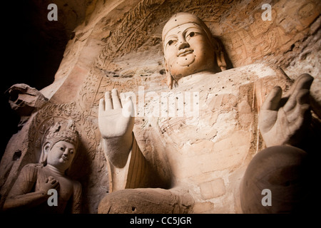 Sakyamuni con un discepolo, Grotte di Yungang, Datong, Shanxi , Cina Foto Stock