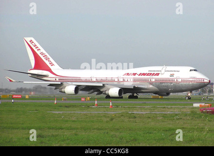 Air India Boeing 747-400 (VT-aiuto, denominato Kaziranga) accodamento per prendere il via all'Aeroporto Heathrow di Londra, Inghilterra. Foto Stock