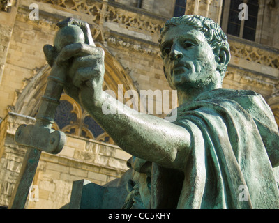 Statua di Costantino situata a Minster Yard sul lato sud della cattedrale di York Foto Stock