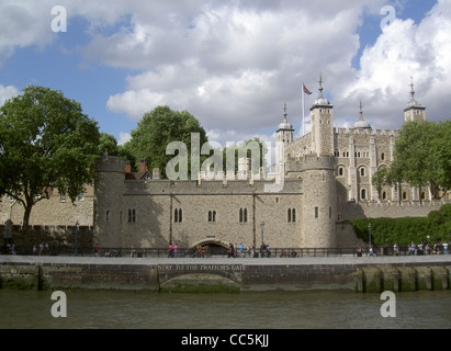 Traitor's Gate presso la Torre di Londra è un'iconica porta d'acqua utilizzata storicamente per il trasporto dei prigionieri. Faceva parte della fortezza utilizzata per l'esecuzione e l'incarcerazione di figure importanti della storia britannica. Foto Stock