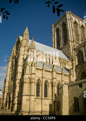 Vista esterna del transetto sud di York Minster vista contro un cielo blu in una giornata estiva soleggiata. Foto Stock