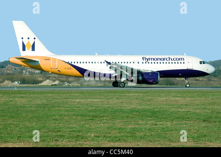 La Monarch Airlines Airbus A320-200 (G-OZBJ) in atterraggio a Londra Luton, Inghilterra. Foto Stock