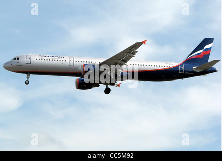 Aeroflot Airbus A321-200 (VP-BWN) atterra all'Aeroporto Heathrow di Londra, Inghilterra. Foto Stock