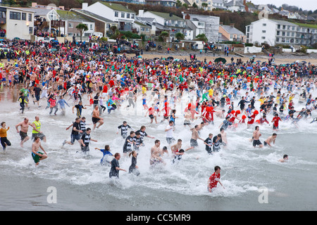 Giorno di nuovi anni nuotare Saundersfoot Pembrokeshire Wales Foto Stock