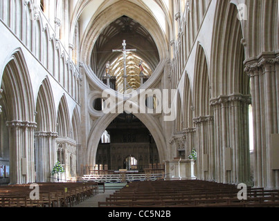 La cattedrale di Wells, situata a Wells, Somerset, in Inghilterra, è un capolavoro gotico noto per la sua splendida architettura, la facciata intricata e la storia impressionante. E' una delle cattedrali piu' iconiche in Inghilterra e un ottimo esempio del primo design gotico inglese. Foto Stock