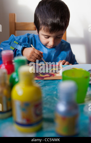 Bambino dipinge con colori Foto Stock