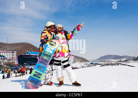 Coppia giovane in tuta da sci, Lianhua Mountain Ski Resort, Changchun, Jilin , Cina Foto Stock