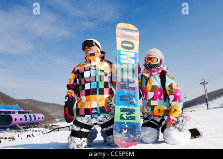 Coppia giovane in tuta da sci, Lianhua Mountain Ski Resort, Changchun, Jilin , Cina Foto Stock