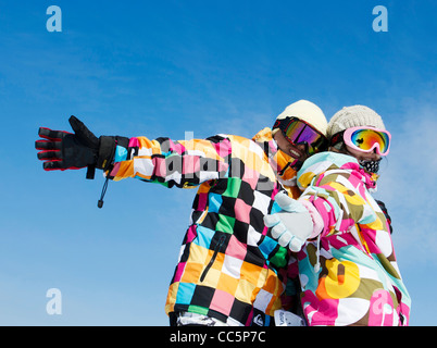 Coppia giovane in tuta da sci, Lianhua Mountain Ski Resort, Changchun, Jilin , Cina Foto Stock