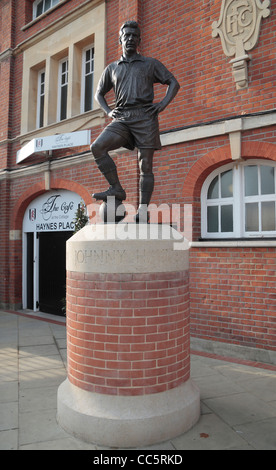 Statua di Johnny Haynes al di fuori di Craven Cottage, casa di Fulham Football Club, West London, Regno Unito. Foto Stock