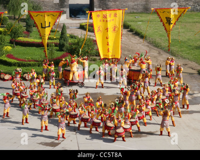 Il popolo cinese di eseguire Changshan belligeranti Danza del tamburo nella parte anteriore della porta sud, Zhengding, Shijiazhuang, Hebei , Cina Foto Stock