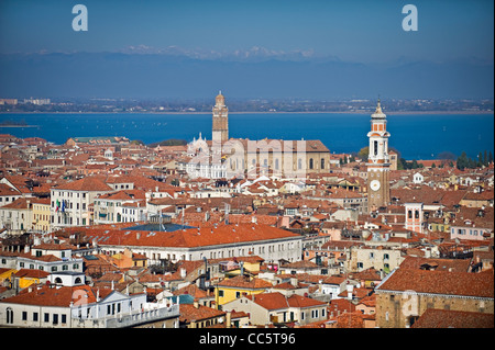 Vista aerea attraverso il quartiere di Dorsoduro di Venezia, con le cime innevate delle Dolomiti e in background Foto Stock