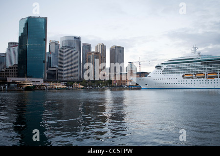 Una nave da crociera ormeggiata nel porto di Sydney, Sydney, Australia. Foto Stock