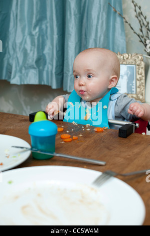 Baby boy alimentazione di se stesso Foto Stock