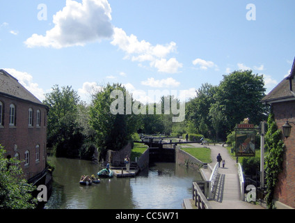 Kennet & Avon canal e il fiume Kennet nel centro di Newbury Foto Stock