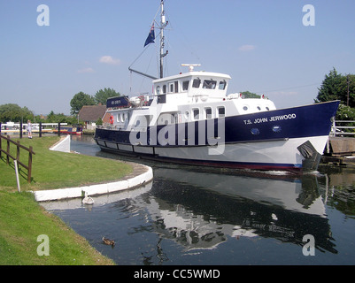 La nave addestrativa Sea Cadet T.S. John Jerwood naviga sul Patch Bridge sul Gloucester & Sharpness Canal lungo il tragitto verso il fiume Severn. Il canale si trova vicino a Slimbridge, Gloucestershire, rinomato per le sue zone umide e la riserva Wildfowl. Foto Stock