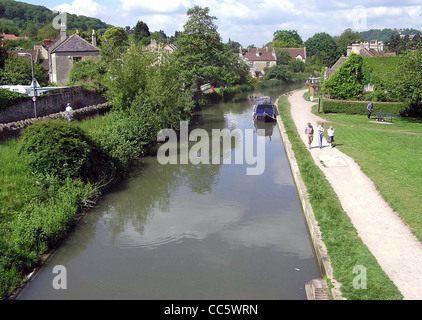 Il Kennett and Avon Canal di Bathampton, vicino al pub George di Bath, in Inghilterra, è un pittoresco corso d'acqua utilizzato per il tempo libero in barca e passeggiate panoramiche. Si tratta di un canale storico che un tempo serviva per scopi industriali durante il XIX secolo. Foto Stock