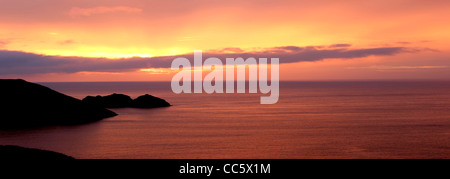 Un tramonto spettacolare sull'Oceano Atlantico a Bossiney Cove sulla North Cornwall costa vicino Tintagel Foto Stock