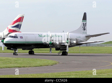 Aria Atlantic Lockheed Electra L188C (G-LOFD) presso l'aeroporto di Cardiff Galles; Lockheed L-188 Electra Foto Stock