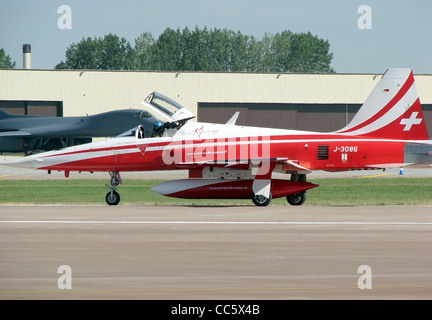 Northrop F-5E Tiger II (J3086) della Patrouille Suisse team acrobatico, lasciando il Royal International Air Tattoo, Fairford, Gl Foto Stock